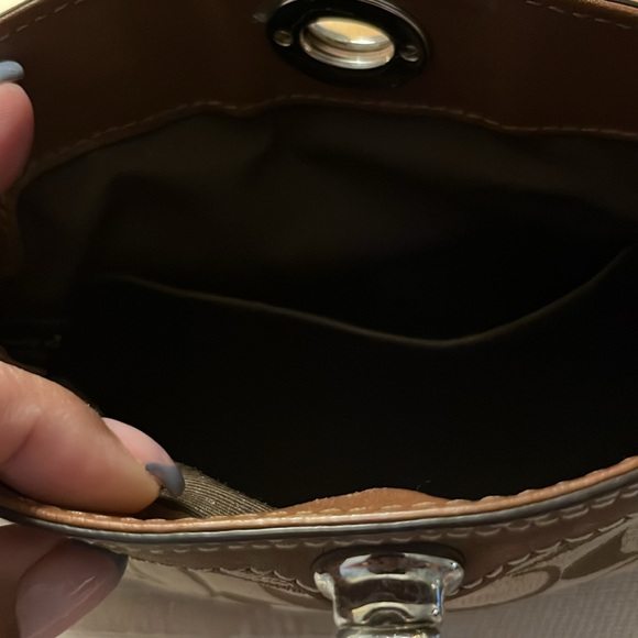 Rare top twist lock coach wristlet - Picture 4 of 8